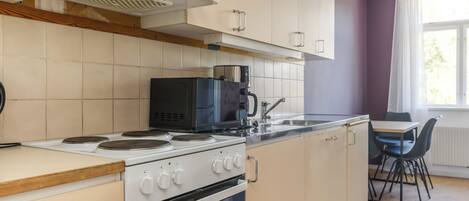 Frigorífico, microondas, horno y placa de cocina