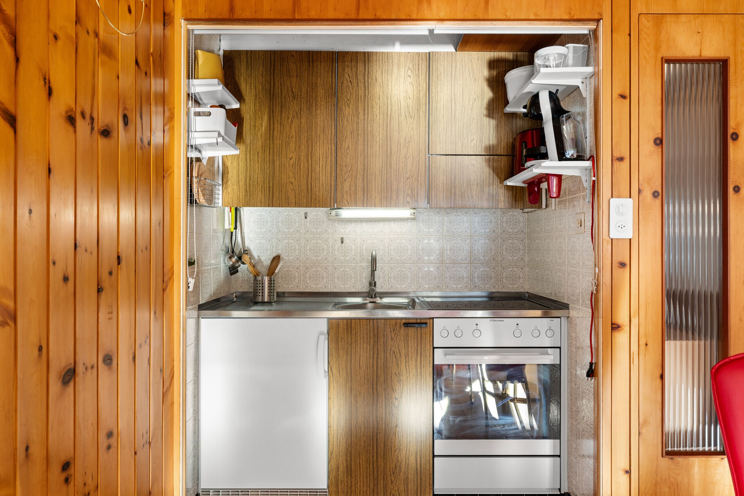 Fridge, oven, coffee/tea maker, electric kettle