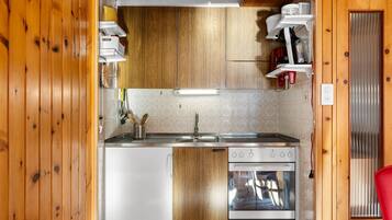 Kühlschrank, Ofen, Wasserkocher mit Kaffee-/Teezubehör, Wasserkocher