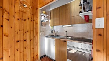 Fridge, oven, coffee/tea maker, electric kettle