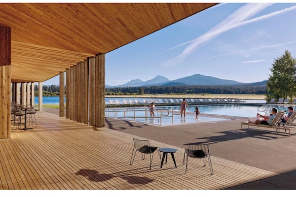 Una piscina techada, una piscina al aire libre