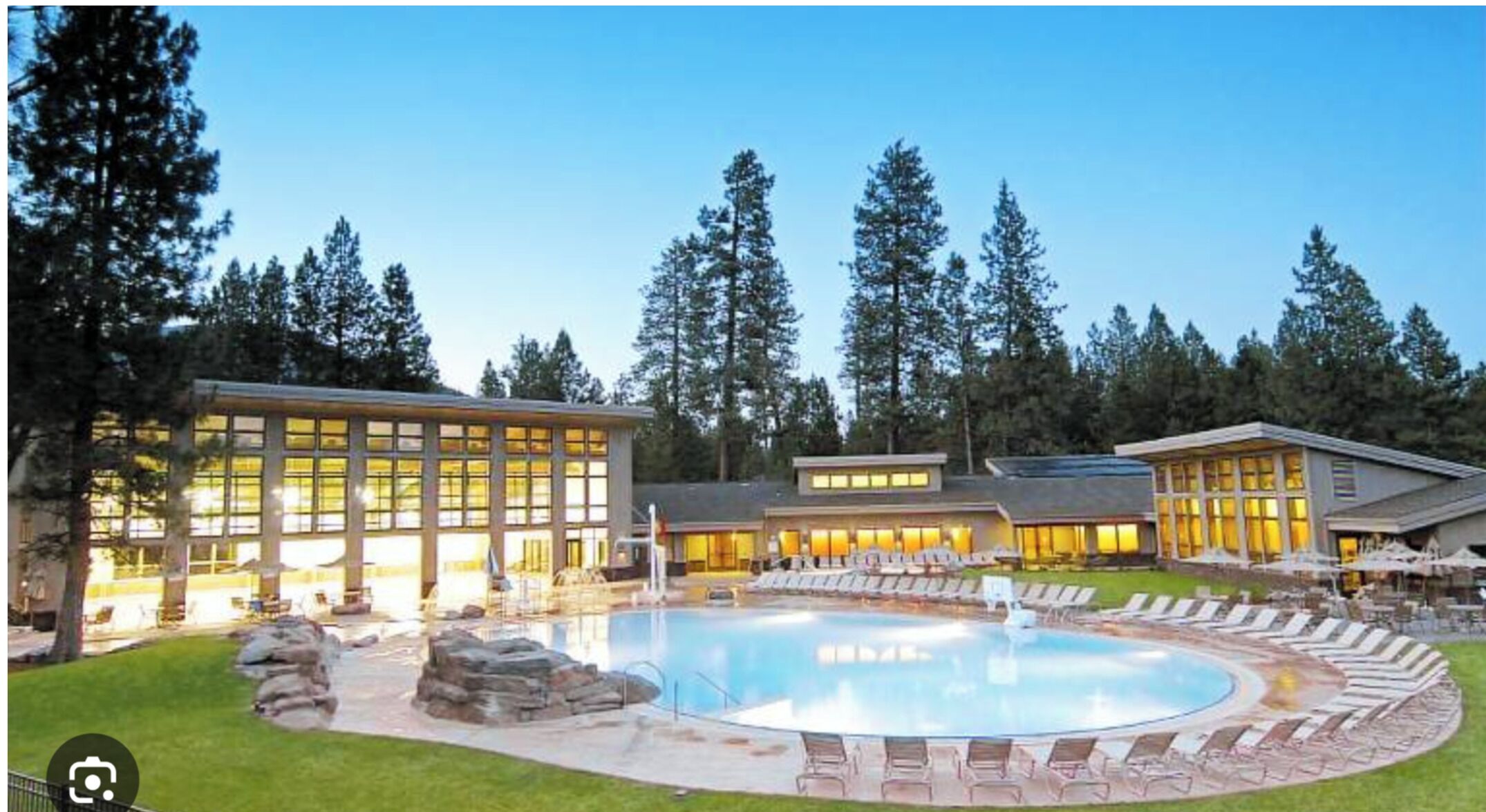 Alberca techada y alberca al aire libre