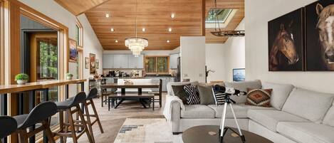 Smart-TV, Kamin, Videospiele, Tischfußball