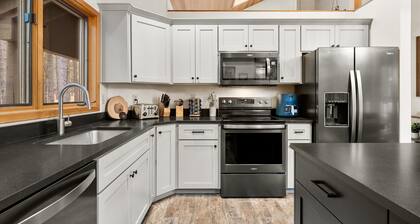 NEW! Designer Luxe! Black Butte Ranch Arcade 85"TV Hot Tub, Sauna, 2 Playrooms!