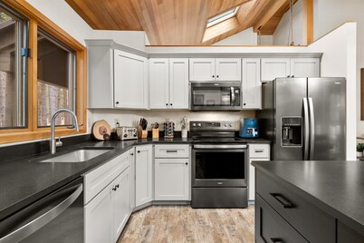 NEW! Designer Luxe! Black Butte Ranch Arcade 85"TV Hot Tub, Sauna, 2 Playrooms!