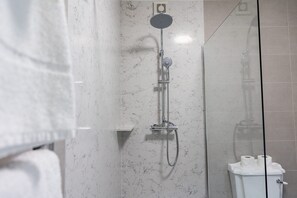 Sèche-cheveux, serviettes fournies, savon, papier toilette