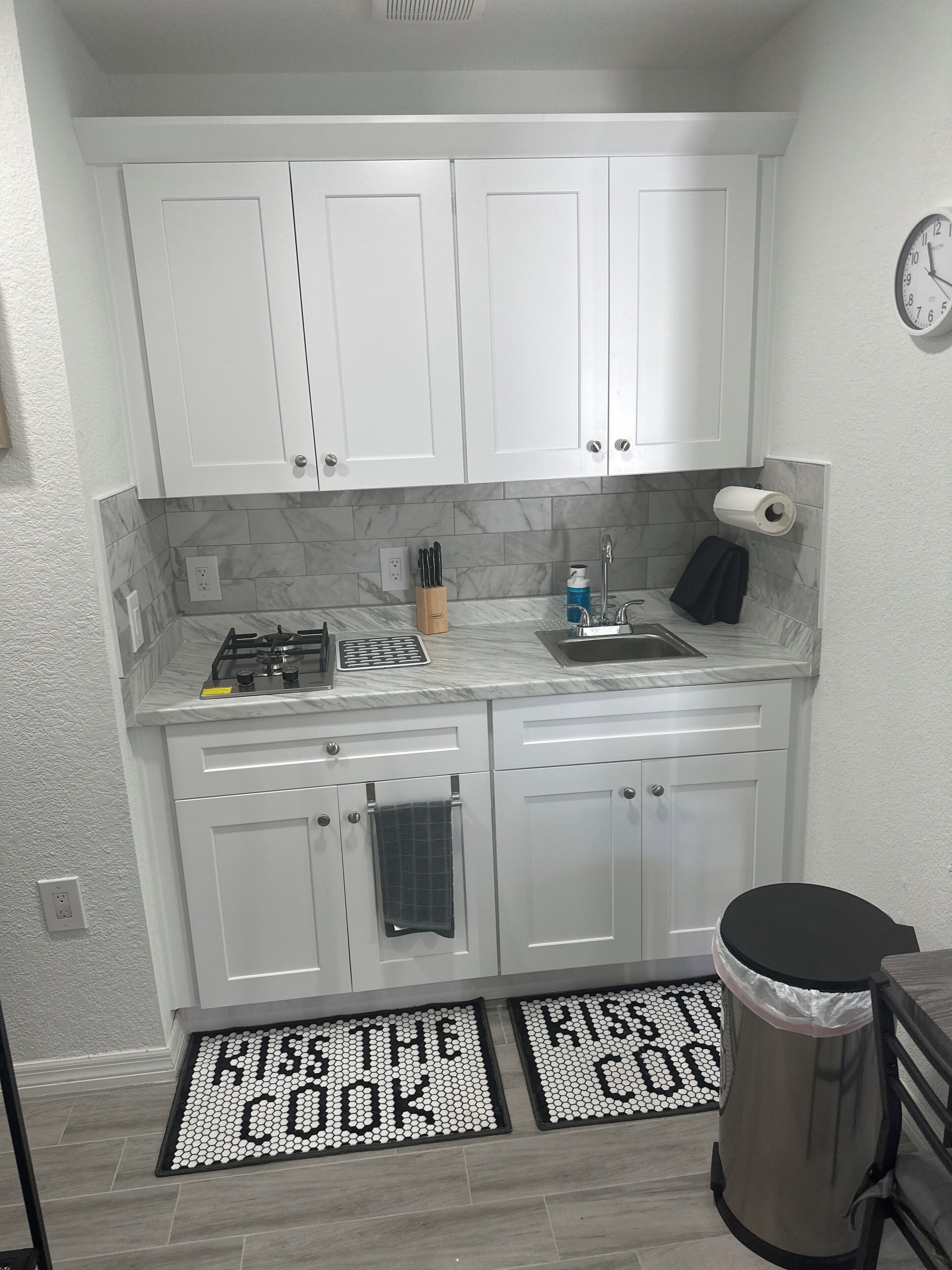 Kühlschrank, Mikrowelle, Herdplatte, Wasserkocher mit Kaffee-/Teezubehör