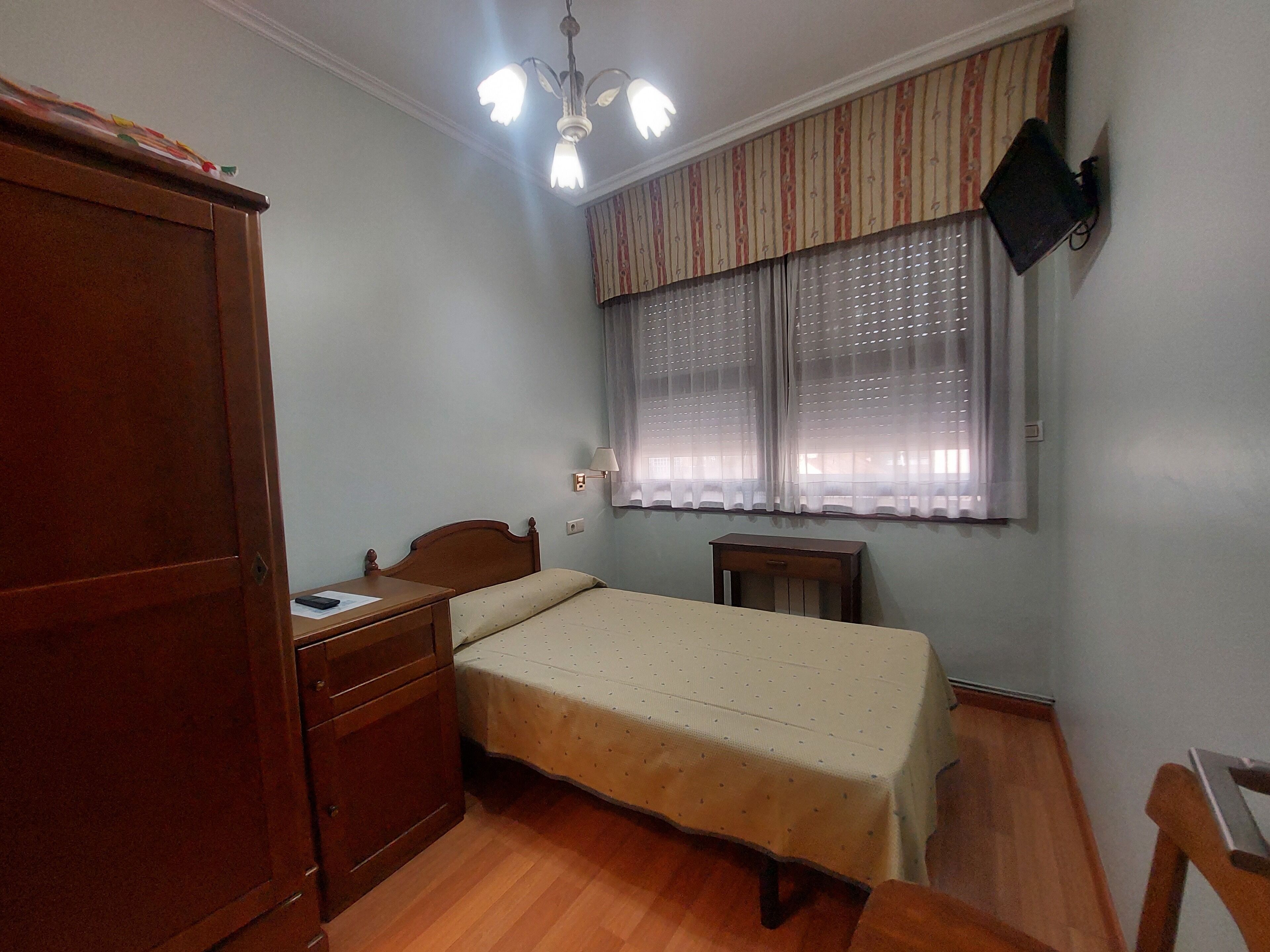 Basic Single Room | In-room safe, desk, free WiFi