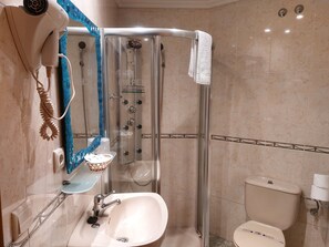 Comfort-Doppelzimmer | Badezimmer | Badewanne, Haartrockner, Handtücher, Seife