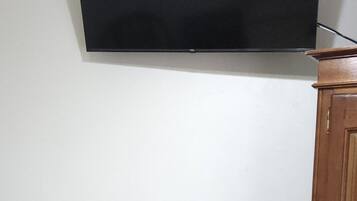 Kahden hengen comfort-huone | Tallelokero huoneessa, työpöytä, ilmainen Wi-Fi