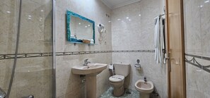 Bañera, secador de pelo, toallas, jabón