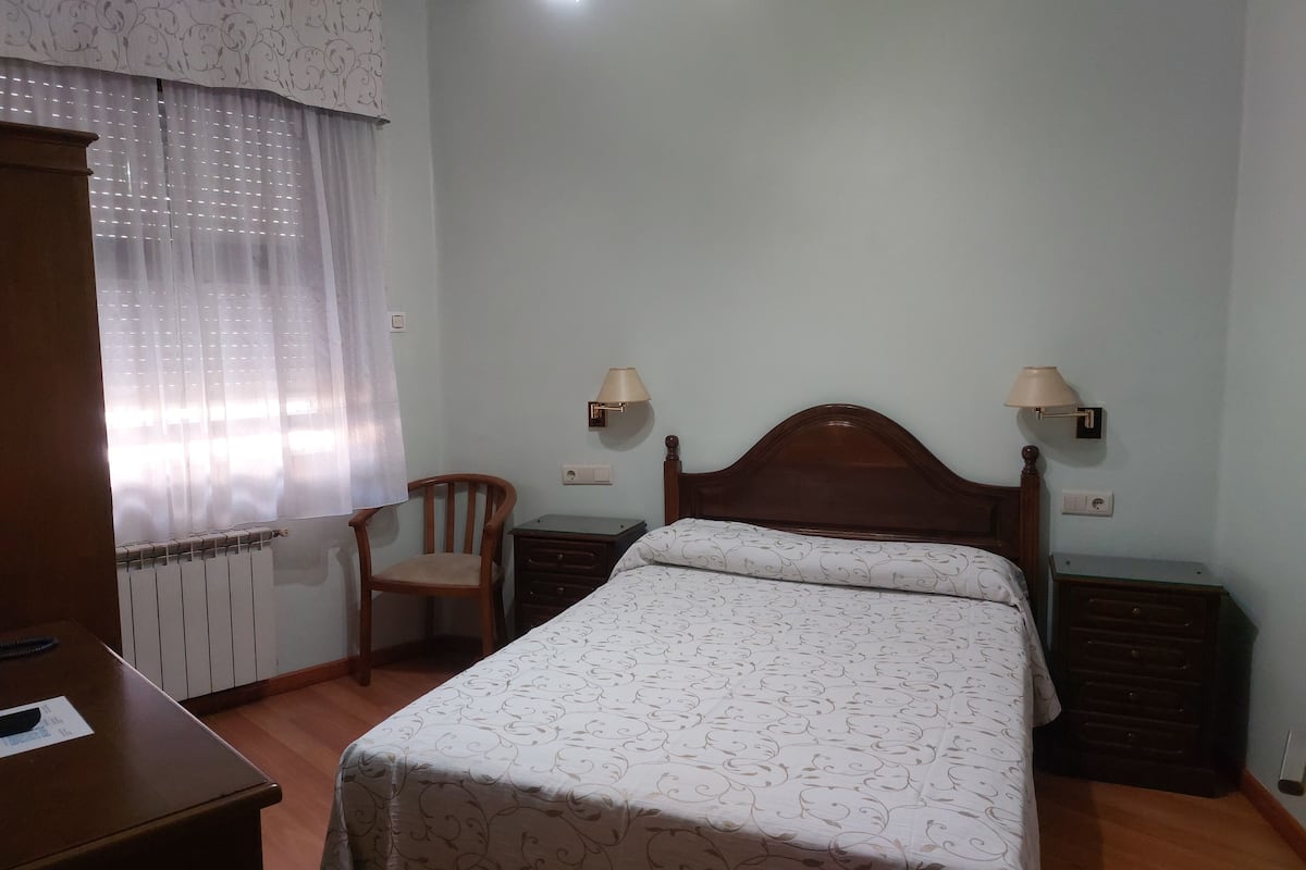 غرفة مزدوجة مريحة | خزنة داخل الغرفة ومكتب وواي فاي مجانًا