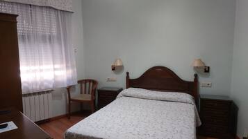 Kahden hengen comfort-huone | Tallelokero huoneessa, työpöytä, ilmainen Wi-Fi