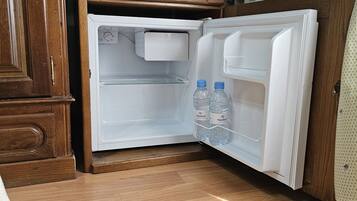 Kahden hengen perhehuone | Tallelokero huoneessa, työpöytä, ilmainen Wi-Fi