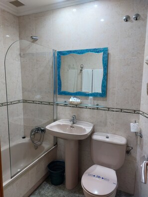 Comfort Double Room | Bathroom | Bathtub, hair dryer, towels, soap - Hotel Chipen (Vigo)