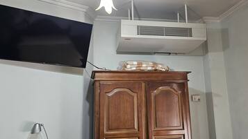 Comfort tweepersoonskamer | Een kluis op de kamer, een bureau, gratis wifi