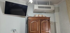 舒适双人房 | 客房内保险箱、办公桌、免费 WiFi