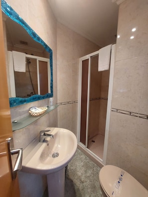 Basic Single Room | Bathroom | Bathtub, hair dryer, towels, soap - Hotel Chipen (Vigo)
