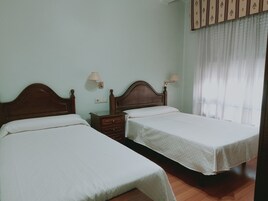 Habitación Confort con 2 camas individuales | Caja fuerte, escritorio, wifi gratis