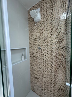Apartment | Bathroom | Shower, towels, soap, toilet paper - Cobertura Magnifica centro de São Roque (São Roque)