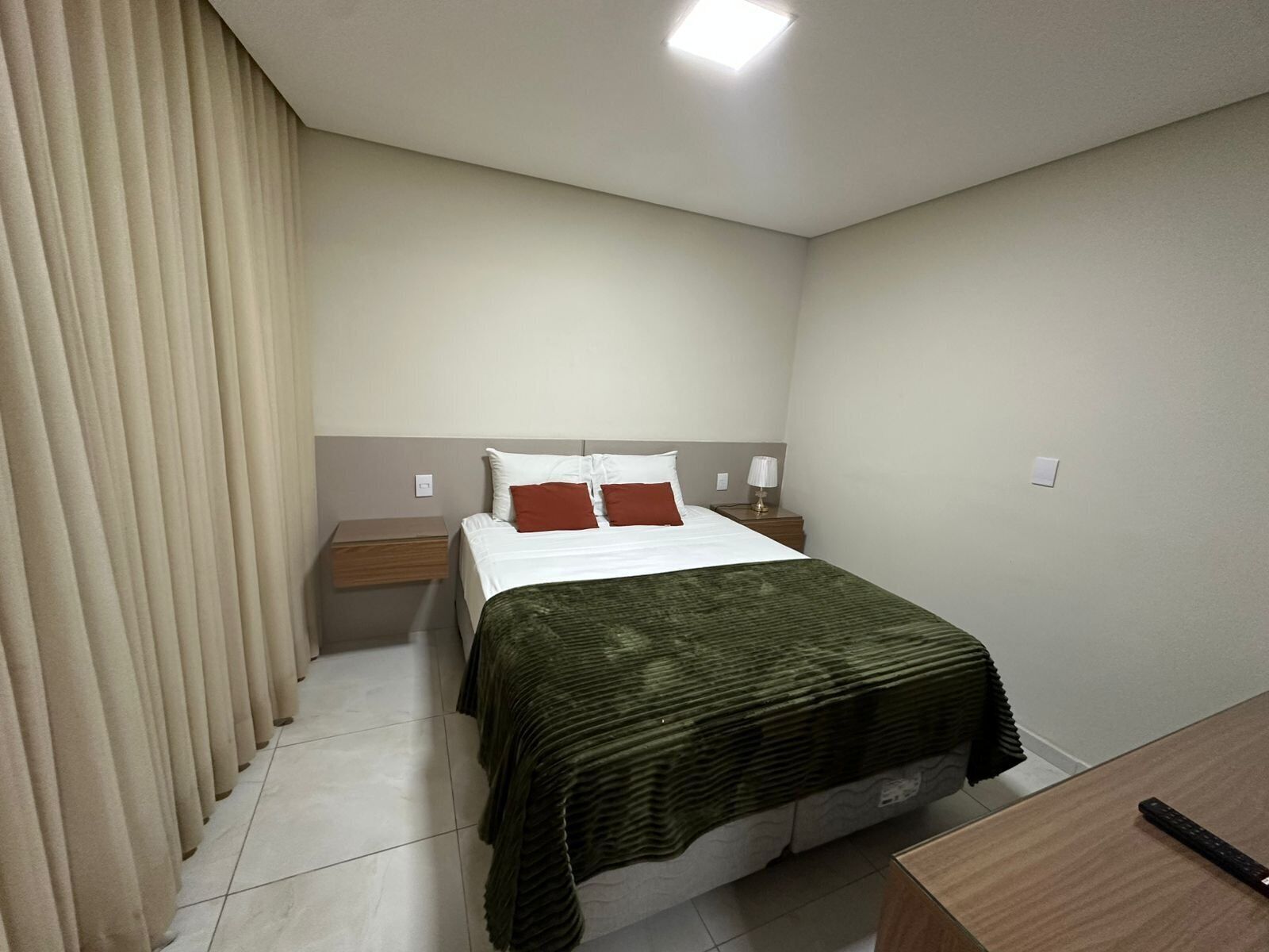 Apartamento básico | Escrivaninha, espaço de trabalho para notebook, cortinas blackout