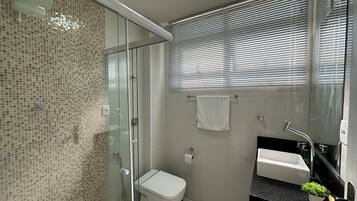 Apartamento | Banheiro | Chuveiro, toalhas de banho, sabonete, papel higiênico