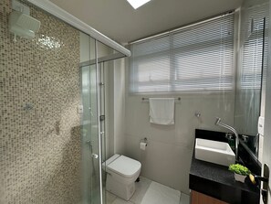 Apartamento | Baño | Ducha, toallas, jabón y papel higiénico