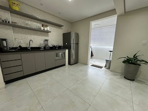 Departamento | Cocina privada | Refrigerador, microondas, horno y parrilla de estufa 
