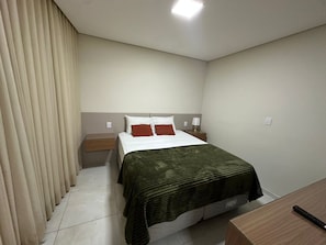 Departamento | Escritorio, espacio para trabajar con laptop y cortinas blackout 
