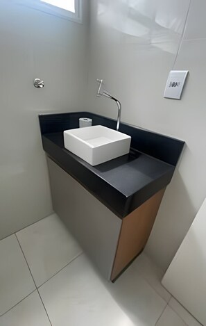 Basic-Apartment | Badezimmer | Dusche, Handtücher, Seife, Toilettenpapier