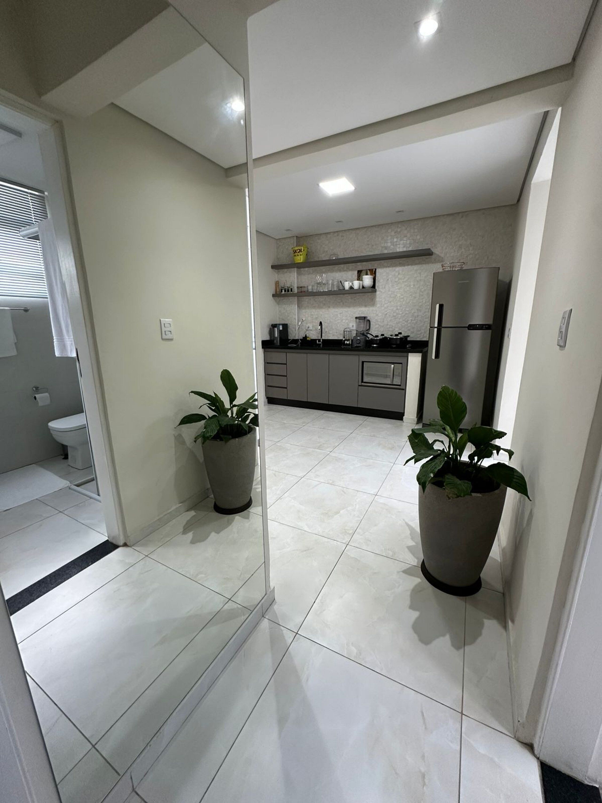 Apartamento básico | Cozinha privada | Geladeira, micro-ondas, fogão, cooktop