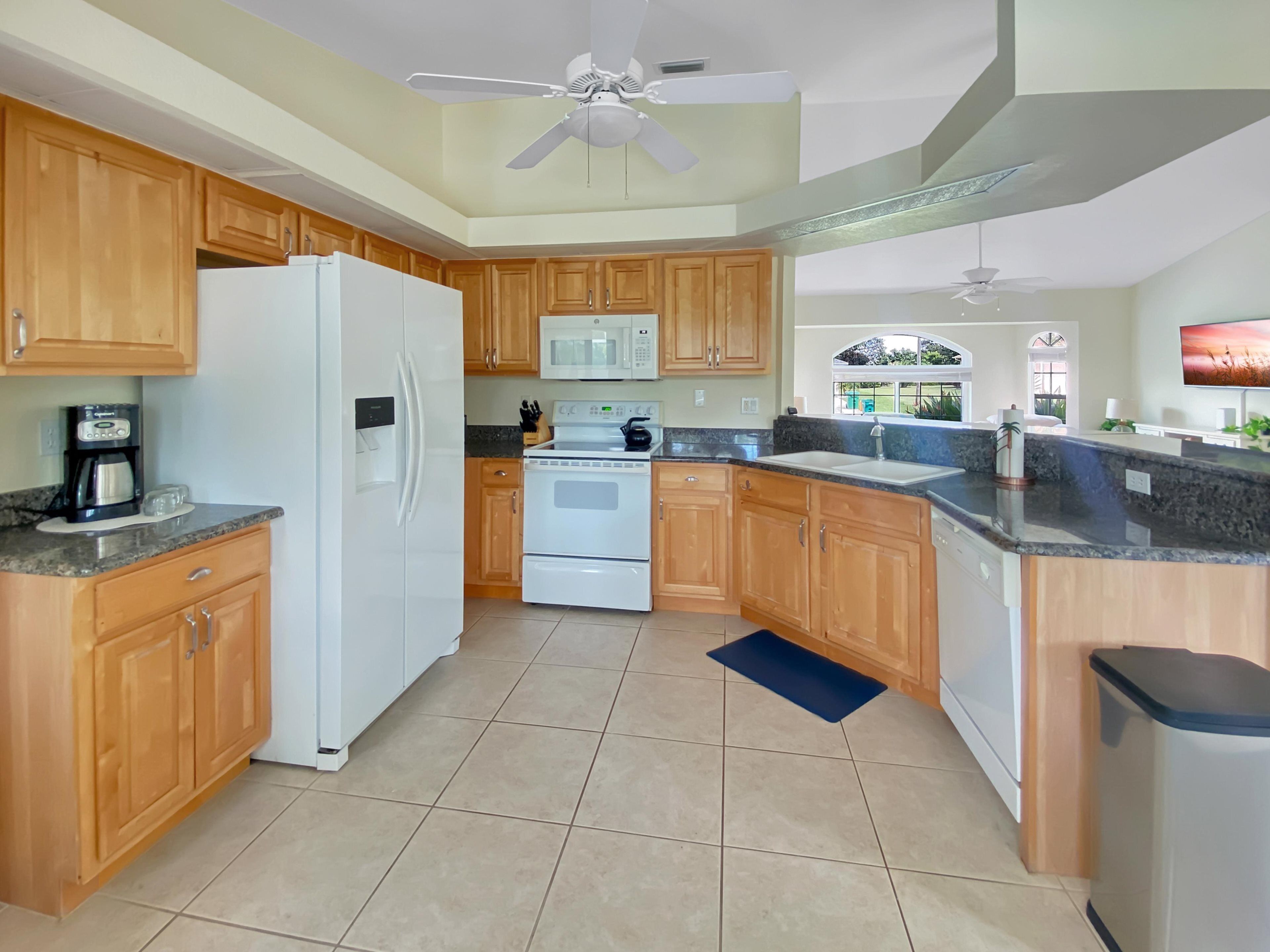 ثلاجة، ميكروويف، فرن، موقد طهي مسطح