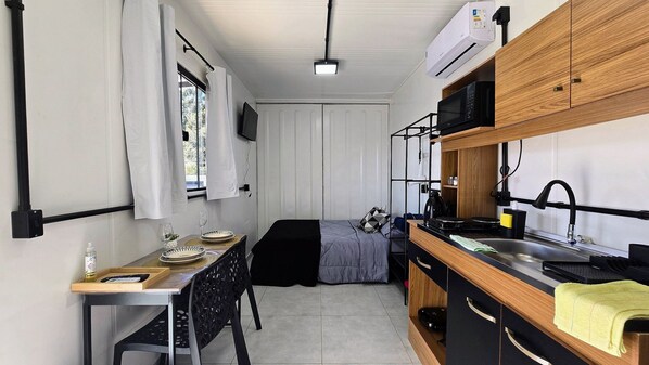Microondas, placa de cocina, tostadora, utensilios de cocina