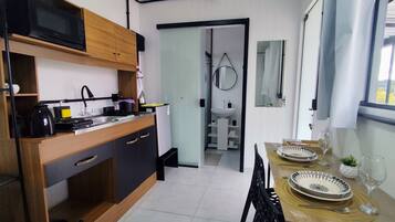 Monolocale Superior | Cucina privata | Frigorifero con congelatore, microonde, piano cottura
