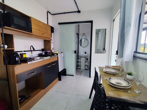 Estudio superior | Cocina privada | Refrigerador con congelador, microondas y parrilla de estufa 