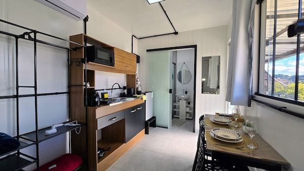 Studio supérieur | Cuisine privée | Four à micro-ondes, surface de cuisson, grille-pain