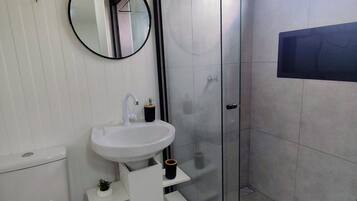Studio Supérieur | Salle de bain | Douche, sÚche-cheveux, serviettes fournies, savon