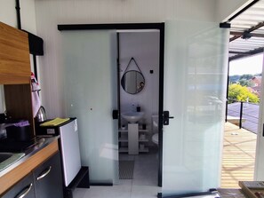 Estudio superior | Baño | Regadera y secadora de cabello 