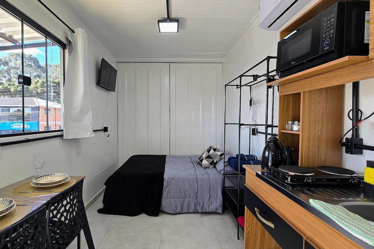 Estudio superior | Tabla de planchar con plancha, wifi gratis, ropa de cama