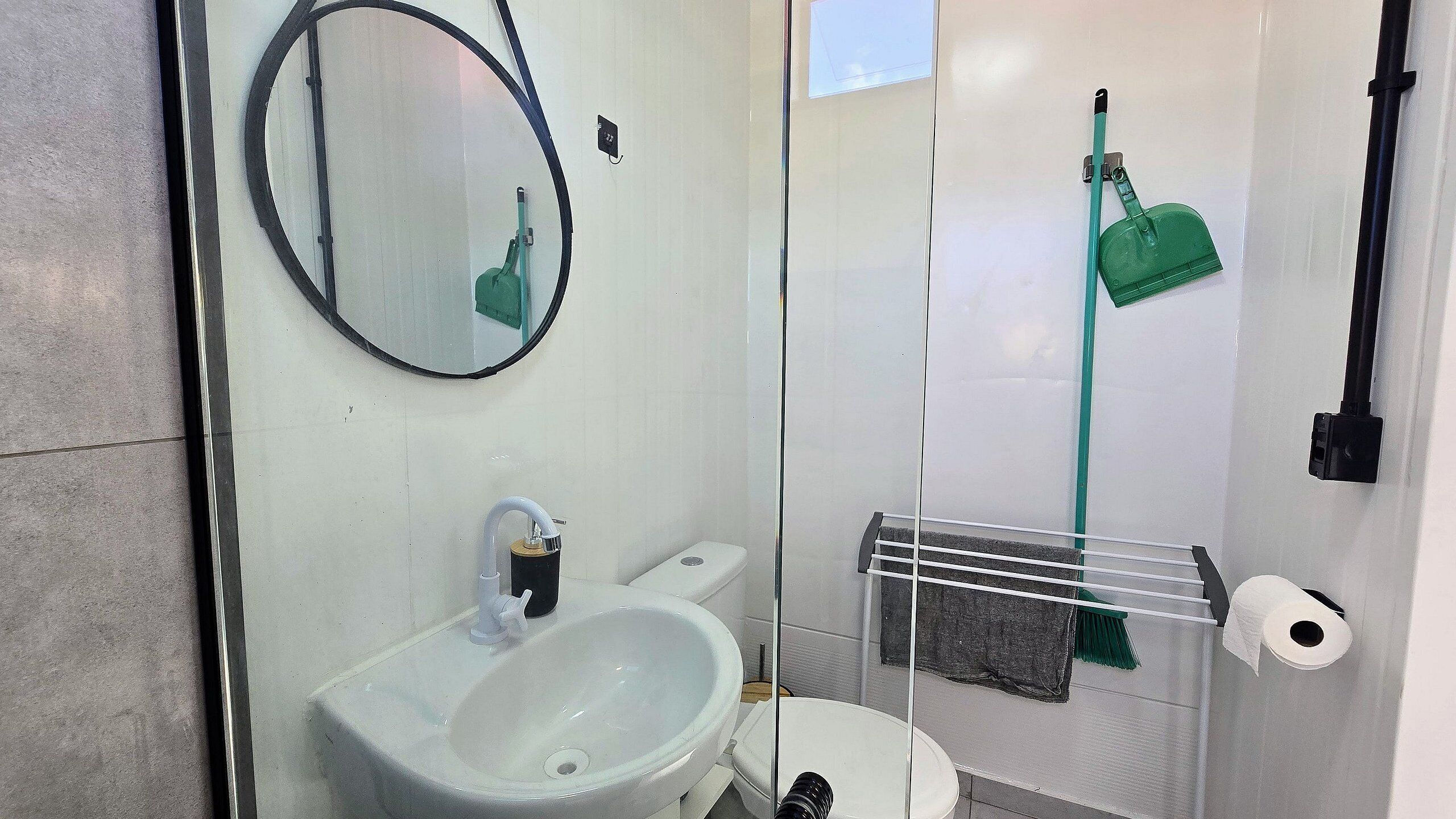 Studio Superior | Kamar mandi | Shower, pengering rambut, handuk, dan sabun