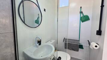 Studio Superior | Kamar mandi | Shower, pengering rambut, handuk, dan sabun