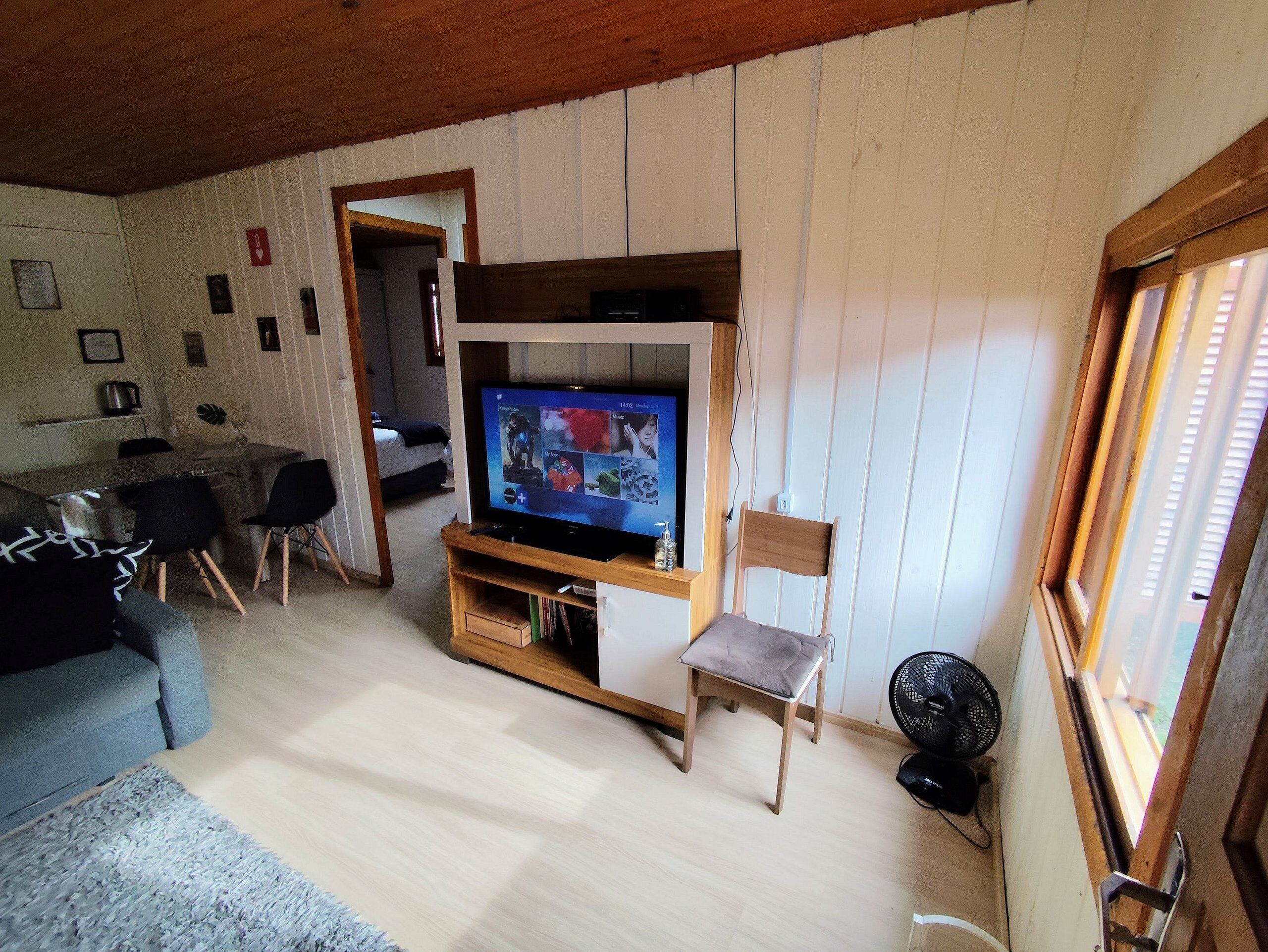 Basic-Chalet | Wohnbereich | 32-Zoll-Smart-TV mit Digitalempfang
