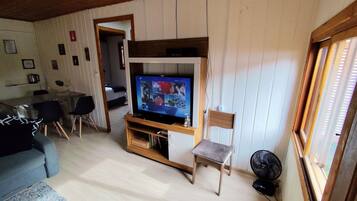 Basic-Chalet | Wohnbereich | 32-Zoll-Smart-TV mit Digitalempfang