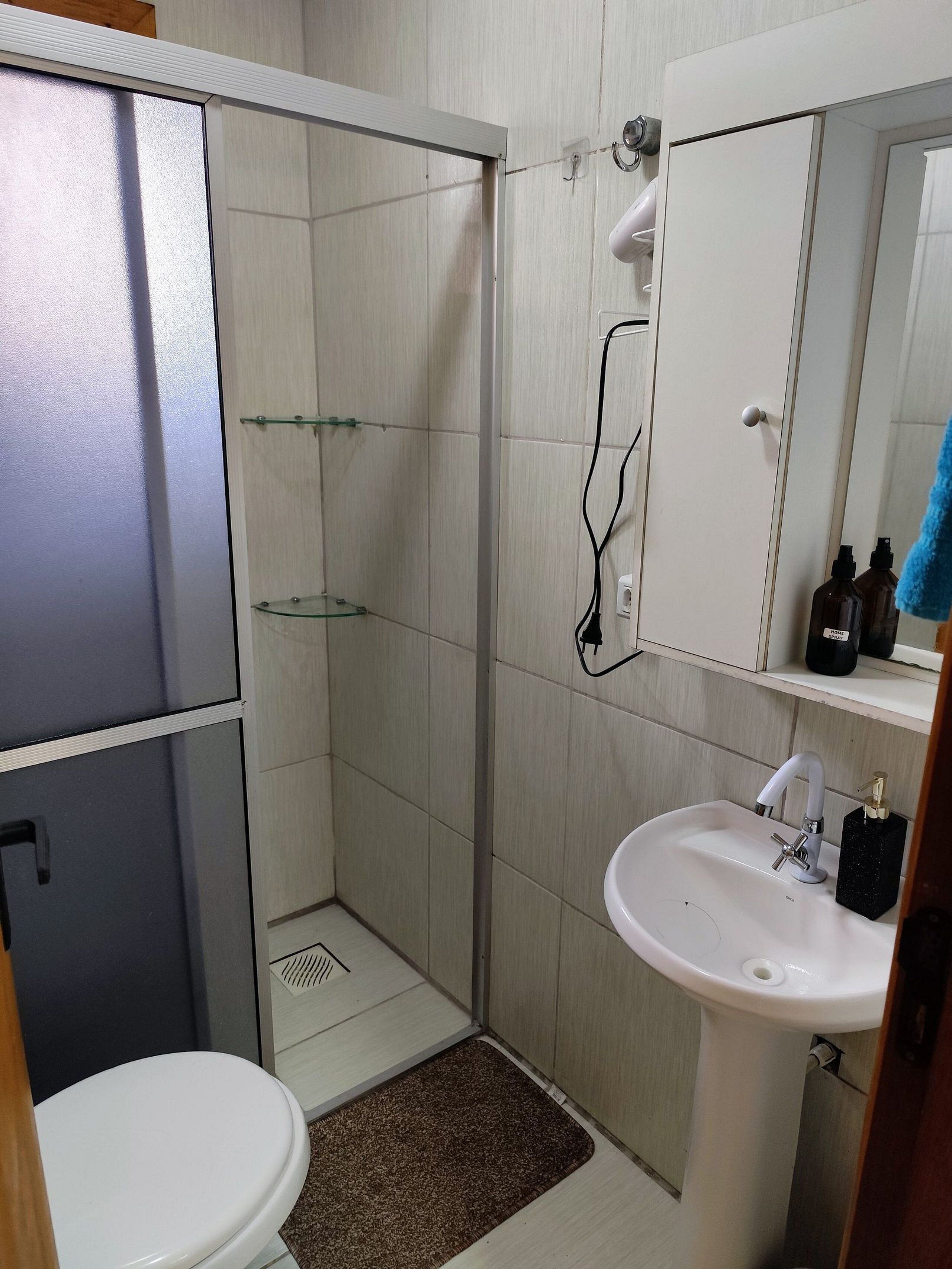 Maison Familiale | Salle de bain | Douche, sèche-cheveux, serviettes fournies, savon