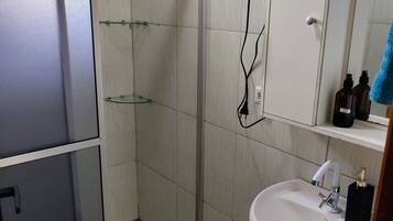 Maison Familiale | Salle de bain | Douche, sĂšche-cheveux, serviettes fournies, savon