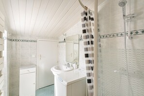 Shower, hair dryer - Holiday Home 'Chez Christine et Jean-Louis' with Private Terrace and Wi-Fi (Fouras)