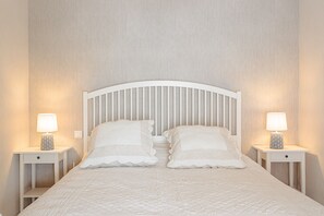 2 bedrooms, iron/ironing board, WiFi, bed sheets - Holiday Home 'Chez Christine et Jean-Louis' with Private Terrace and Wi-Fi (Fouras)