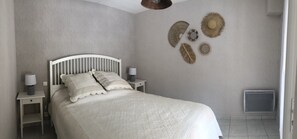 2 bedrooms, iron/ironing board, WiFi, bed sheets - Holiday Home 'Chez Christine et Jean-Louis' with Private Terrace and Wi-Fi (Fouras)
