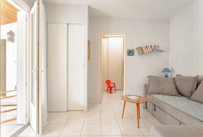 TV - Holiday Home 'Chez Christine et Jean-Louis' with Private Terrace and Wi-Fi (Fouras)