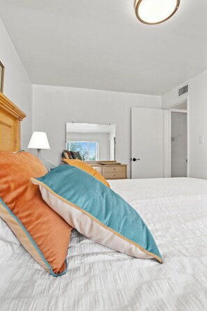 2 soverom, skrivebord, strykejern/-brett og reiseseng for barn